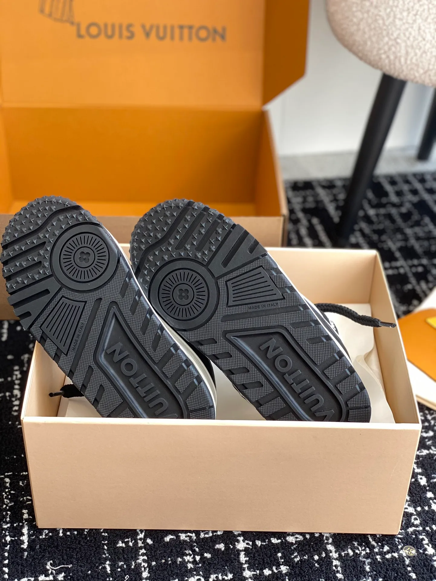👟👟Ex-factory price 840👟👟 The latest upgraded version of lvtrainer Little Fatty 2023 is the same as the original version. Exclusive mold opening. Market ceiling level. Welcome to compare. At the Louis Vitton 2023 show, the new Trainer was unveiled. The new shoe style did not change much in the upper design, but the shoe shape became wider. Thicker and larger tongues replace the original visual effect. Since the launch of Lanvin bread shoes, this fat shoe style has become more and more popular!  Select imported calfskin/denim splicing/Yangjing material, exclusive molded outsole fasteners, decorative accessories can be removed at will!  Size: #35-45 (⚠️40 for women, 45 for men, customization is non-refundable)